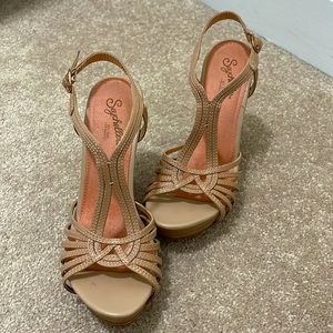 Great pair of neutral wedges that really go with anything.  Dress up or down!